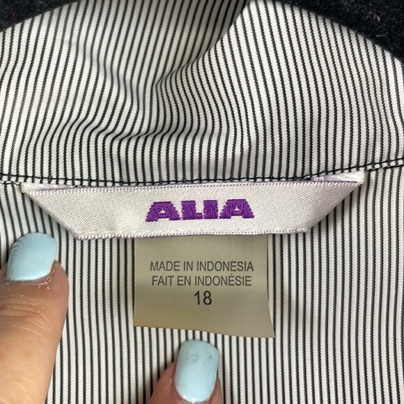 Alia. Black and white pin striped lightweight jacket/windbreaker.  Women's 18 - Picture 6 of 10